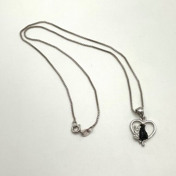 Cat Heart Pendant on a 16" Silver Chain. Stamped 925 - Picture 4 of 6